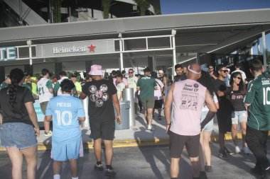 23 Haziran 2025, Miami, Florida taraftarları Miami 'deki Hard Rock Stadyumu' ndaki Fifa Dünya Kulüpler Kupası 'nın son maçında Miami FC ve Palmeiras arasında oynanacak futbol maçına geliyorlar. (niyi fote / the new ws2)