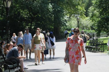 Central Park-New York 'ta ölümcül sıcak hava dalgası. 25 Haziran 2025, New York, ABD: 37 F 'ye ulaşan ama çarşamba günü 105 F gibi hisseden bir rekor kırma sıcaklığı Central Park' ta fark edilir (niyi fote / thews2)