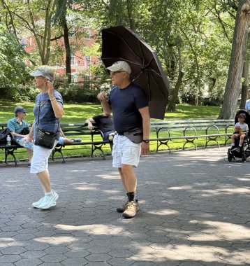 Central Park-New York 'ta ölümcül sıcak hava dalgası. 25 Haziran 2025, New York, ABD: 37 F 'ye ulaşan ama çarşamba günü 105 F gibi hisseden bir rekor kırma sıcaklığı Central Park' ta fark edilir (niyi fote / thews2)