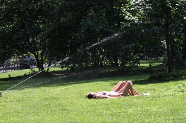 Central Park-New York 'ta ölümcül sıcak hava dalgası. 25 Haziran 2025, New York, ABD: 37 F 'ye ulaşan ama çarşamba günü 105 F gibi hisseden bir rekor kırma sıcaklığı Central Park' ta fark edilir (niyi fote / thews2)