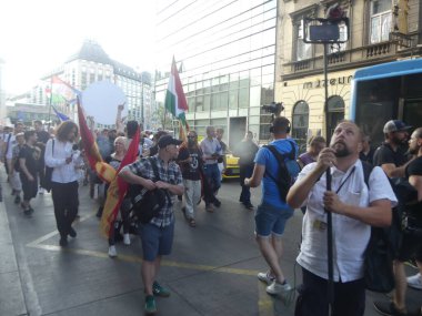 Macarlar ve Igbt taraftarları Hungary 'nin yeni lgbt + karşıtı yasasını parlamento önünde protesto ediyorlar. 25 Haziran 2025, Budapeşte, hungary: çok sayıda halk figürü, ünlüler, yazarlar, oyuncular, müzisyenler ve gazeteciler katıldı (niyi fote / theenews2)