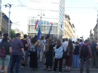 Macarlar ve Igbt taraftarları Hungary 'nin yeni lgbt + karşıtı yasasını parlamento önünde protesto ediyorlar. 25 Haziran 2025, Budapeşte, hungary: çok sayıda halk figürü, ünlüler, yazarlar, oyuncular, müzisyenler ve gazeteciler katıldı (niyi fote / theenews2)