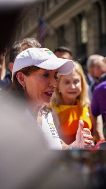 New York, ABD: New York eyaleti valisi Kathy Hochul (beyaz t-shirt ve şapkalı merkez), 26. ve 5. caddelerden (Jorge Estrellado / theenews2) sabah 11 'de başlayan New York City onur yürüyüşüne katılır.)