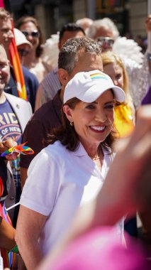 New York, ABD: New York eyaleti valisi Kathy Hochul (beyaz t-shirt ve şapkalı merkez), 26. ve 5. caddelerden (Jorge Estrellado / theenews2) sabah 11 'de başlayan New York City onur yürüyüşüne katılır.)