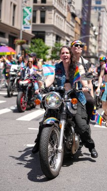 New York Gurur Yürüyüşü 2025 'in gururu. 29 Haziran 2025. New York, ABD: gürültülü ve gururlu, Ibtq + motosiklet grubu tarafından yönetilen grevci bir grup motosiklet 5. Cadde 'den geçti. (Jorge Estrellado / the new ws2)