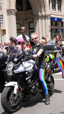 New York Gurur Yürüyüşü 2025 'in gururu. 29 Haziran 2025. New York, ABD: gürültülü ve gururlu, Ibtq + motosiklet grubu tarafından yönetilen grevci bir grup motosiklet 5. Cadde 'den geçti. (Jorge Estrellado / the new ws2)
