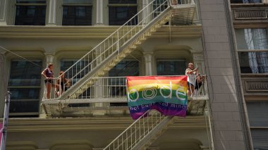 29 Haziran 2025. New York, ABD: Binlerce seyirci New York sokaklarında toplandı, NY gurur yürüyüşü canlı enerji, kutlama (jorge Estrellado / theenews2) getirirken gökkuşağı bayrakları sallayıp tezahürat yaptılar)