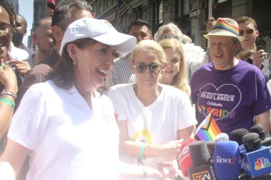 New York, ABD: New York eyaleti valisi Kathy Hochul (beyaz t-shirt ve şapkalı merkez), 26. ve 5. caddelerden (Niyi fote / the enews2) sabah 11 'de başlayan New York City onur yürüyüşüne katılır.)