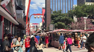 Sao Paulo (SP), Brezilya 06 / 29 / 2025 - Sao Paulo 'daki Praca da Liberdade' de, gastronomi ve geziler için turistleri ve yerlileri bir araya getiren geleneksel bir Japon mahallesi (oslaim brito / theenews2)