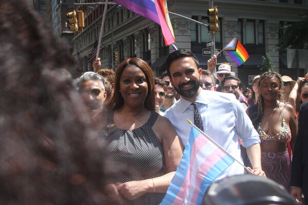 Нью-Йорк, США: Генеральный прокурор Нью-Йорка, Летиция Джеймс и кандидат в мэры Нью-Йорка от демократической партии, Зогран Мамдани участвуют в марше гордости Нью-Йорка, который начинается в 11 часов утра (niyi fote / thenews2)