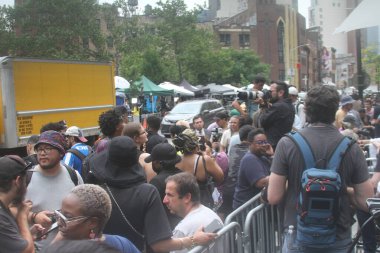 Sean Diddy Combs şantaj komplosundan suçsuz bulundu. 2 Temmuz 2025, New York, ABD: 5 suçlamanın 2 'sinde suçlu bulunan Sean Diddy Combs' un davası sırasında kalabalığın ve medyanın kesiti (niyi fote / theenews2)