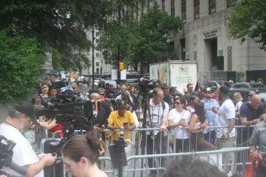 Sean Diddy Combs şantaj komplosundan suçsuz bulundu. 2 Temmuz 2025, New York, ABD: 5 suçlamanın 2 'sinde suçlu bulunan Sean Diddy Combs' un davası sırasında kalabalığın ve medyanın kesiti (niyi fote / theenews2)