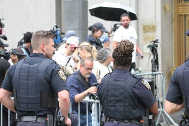 Sean Diddy Combs şantaj komplosundan suçsuz bulundu. 2 Temmuz 2025, New York, ABD: 5 suçlamanın 2 'sinde suçlu bulunan Sean Diddy Combs' un davası sırasında kalabalığın ve medyanın kesiti (niyi fote / theenews2)