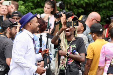 Sean Diddy Combs şantaj komplosundan suçsuz bulundu. 2 Temmuz 2025, New York, ABD: 5 suçlamanın 2 'sinde suçlu bulunan Sean Diddy Combs' un davası sırasında kalabalığın ve medyanın kesiti (niyi fote / theenews2)