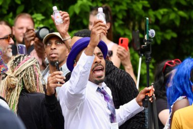 Sean Diddy Combs şantaj komplosundan suçsuz bulundu. 2 Temmuz 2025, New York, ABD: Jürinin 5 suçlamasından 2 'sinde suçlu bulunan Sean Diddy Combs' un duruşmasında bebek yağı kullanan birkaç salak taraftar