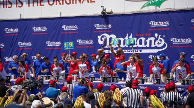 4 Temmuz 2025, Coney Adası, Brooklyn, New York, ABD: Joey Chestnut bu 4 Temmuz 2025 'te Coney Adası' na zaferle döndü ve Nathan 'ın sosisli yeme yarışmasındaki unvanını geri aldı (Jorge Estrellado / the enews2)