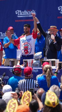 Nathan 'ın sosisli yeme yarışması 2025. 4 Temmuz 2025, Coney Adası, Brooklyn, New York, ABD: James Webb Avustralyalı rakip 45.5 sosisli ve çörek yiyerek üçüncü oldu. (Jorge Estrellado / the new ws2)