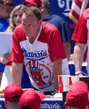 4 Temmuz 2025, Coney Adası, Brooklyn, New York, ABD: Joey Chestnut bu 4 Temmuz 2025 'te Coney Adası' na zaferle döndü ve Nathan 'ın sosisli yeme yarışmasındaki unvanını geri aldı (Jorge Estrellado / the enews2)
