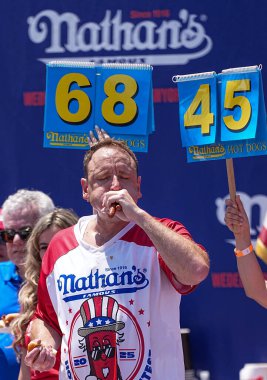 4 Temmuz 2025, Coney Adası, Brooklyn, New York, ABD: Joey Chestnut bu 4 Temmuz 2025 'te Coney Adası' na zaferle döndü ve Nathan 'ın sosisli yeme yarışmasındaki unvanını geri aldı (Jorge Estrellado / the enews2)