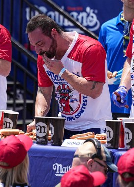 4 Temmuz 2025, Coney Adası, Brooklyn, New York, ABD: Ricardo Corbucci, 40 sosisli ve çörek yiyerek yarışı 6. sırada bitirdi. (Jorge Estrellado / the new ws2)