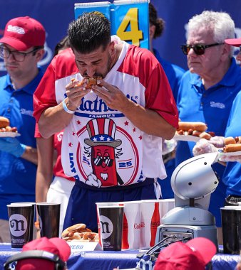 4 Temmuz 2025, Coney Adası, Brooklyn, New York, ABD: James Webb Avustralyalı rakip 45.5 sosisli ve çörek yiyerek üçüncü oldu. (Jorge Estrellado / the new ws2)