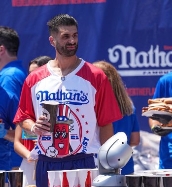 4 Temmuz 2025, Coney Adası, Brooklyn, New York, ABD: James Webb Avustralyalı rakip 45.5 sosisli ve çörek yiyerek üçüncü oldu. (Jorge Estrellado / the new ws2)