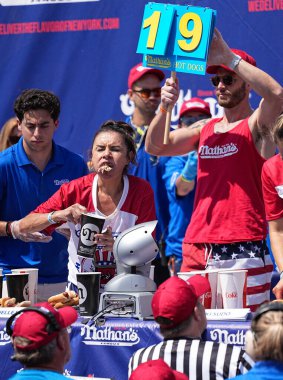 Nathan 'ın sosisli yeme yarışması 2025. 04.2025 Temmuz, Coney Adası, Brooklyn, New York, ABD: Michelle Lasco 22 / 4 sosisli (Jorge Estrellado / thews2)