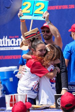 Nathan 'ın sosisli yeme yarışması 2025. 04.2025 Temmuz, Coney Adası, Brooklyn, New York, ABD: Michelle Lasco 22 / 4 sosisli (Jorge Estrellado / thews2)