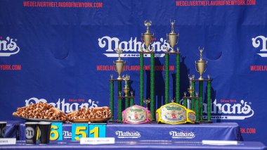 4 Temmuz 2025, Coney Adası, Brooklyn, New York, ABD: Joey Chestnut bu 4 Temmuz 2025 'te Coney Adası' na zaferle döndü ve Nathan 'ın sosisli yeme yarışmasındaki unvanını geri aldı (Jorge Estrellado / the enews2)