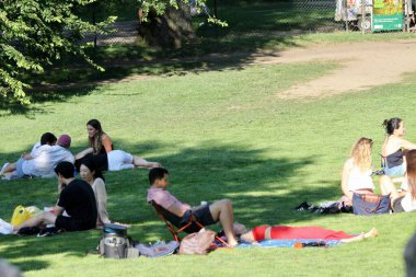 4 Temmuz 2025, New York, ABD: New Yorklular ABD 'nin 249. bağımsızlık gününü New York' taki Central Park 'ın büyük çimenliğinde arkadaşlarıyla kutluyorlar (niyi fote / thews2)