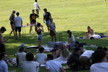 4 Temmuz 2025, New York, ABD: New Yorklular ABD 'nin 249. bağımsızlık gününü New York' taki Central Park 'ın büyük çimenliğinde arkadaşlarıyla kutluyorlar (niyi fote / thews2)