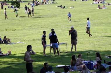 4 Temmuz 2025, New York, ABD: New Yorklular ABD 'nin 249. bağımsızlık gününü New York' taki Central Park 'ın büyük çimenliğinde arkadaşlarıyla kutluyorlar (niyi fote / thews2)