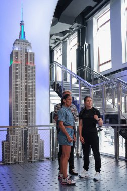 Amanda Serrano ve Katie Taylor Empire State Binası 'nda üçlü dövüş haftası başlattılar. 8 Temmuz 2025, New York, ABD (Jorge Estrellado / the new ws2)