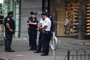 Bir adam vurularak öldürüldü, diğeri vuruldu ve 15 yaşındaki bir çocuk, Bronx, New York, ABD 'deki 41. Bölge' nin sınırları içinde Westchester Bulvarı ve Güney Bulvarı 'nda dudağında bir yırtık oluştu. 8 Temmuz 2025