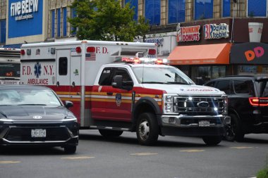 Bir adam vurularak öldürüldü, diğeri vuruldu ve 15 yaşındaki bir çocuk, Bronx, New York, ABD 'deki 41. Bölge' nin sınırları içinde Westchester Bulvarı ve Güney Bulvarı 'nda dudağında bir yırtık oluştu. 8 Temmuz 2025