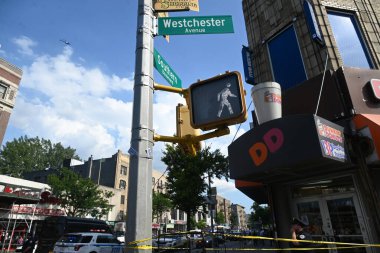 Bir adam vurularak öldürüldü, diğeri vuruldu ve 15 yaşındaki bir çocuk, Bronx, New York, ABD 'deki 41. Bölge' nin sınırları içinde Westchester Bulvarı ve Güney Bulvarı 'nda dudağında bir yırtık oluştu. 8 Temmuz 2025