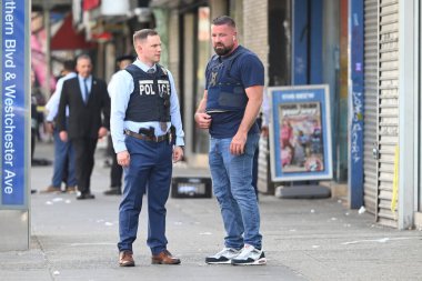 Bir adam vurularak öldürüldü, diğeri vuruldu ve 15 yaşındaki bir çocuk, Bronx, New York, ABD 'deki 41. Bölge' nin sınırları içinde Westchester Bulvarı ve Güney Bulvarı 'nda dudağında bir yırtık oluştu. 8 Temmuz 2025