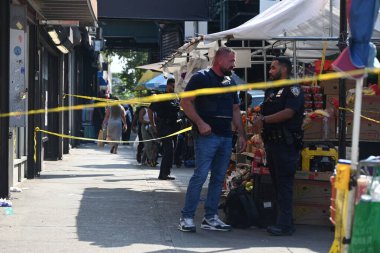 Bir adam vurularak öldürüldü, diğeri vuruldu ve 15 yaşındaki bir çocuk, Bronx, New York, ABD 'deki 41. Bölge' nin sınırları içinde Westchester Bulvarı ve Güney Bulvarı 'nda dudağında bir yırtık oluştu. 8 Temmuz 2025