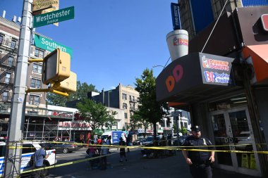 Bir adam vurularak öldürüldü, diğeri vuruldu ve 15 yaşındaki bir çocuk, Bronx, New York, ABD 'deki 41. Bölge' nin sınırları içinde Westchester Bulvarı ve Güney Bulvarı 'nda dudağında bir yırtık oluştu. 8 Temmuz 2025