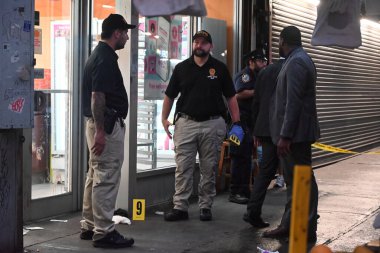 18 yaşındaki erkek vurulmuş, 38 yaşındaki erkek vurulduktan sonra yaralanmış ve 15 yaşındaki bir çocuk Longwood Mahallesi 41. Bölge sınırları içinde Westchester Bulvarı ve Güney Bulvarı 'nda dudağından yaralanmış. 