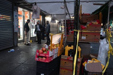 18 yaşındaki erkek vurulmuş, 38 yaşındaki erkek vurulduktan sonra yaralanmış ve 15 yaşındaki bir çocuk Longwood Mahallesi 41. Bölge sınırları içinde Westchester Bulvarı ve Güney Bulvarı 'nda dudağından yaralanmış. 