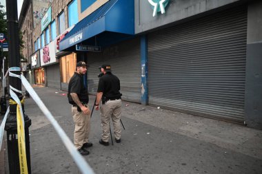 18 yaşındaki erkek vurulmuş, 38 yaşındaki erkek vurulduktan sonra yaralanmış ve 15 yaşındaki bir çocuk Longwood Mahallesi 41. Bölge sınırları içinde Westchester Bulvarı ve Güney Bulvarı 'nda dudağından yaralanmış. 