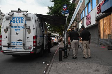 18 yaşındaki erkek vurulmuş, 38 yaşındaki erkek vurulduktan sonra yaralanmış ve 15 yaşındaki bir çocuk Longwood Mahallesi 41. Bölge sınırları içinde Westchester Bulvarı ve Güney Bulvarı 'nda dudağından yaralanmış. 