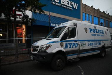 18 yaşındaki erkek vurulmuş, 38 yaşındaki erkek vurulduktan sonra yaralanmış ve 15 yaşındaki bir çocuk Longwood Mahallesi 41. Bölge sınırları içinde Westchester Bulvarı ve Güney Bulvarı 'nda dudağından yaralanmış. 