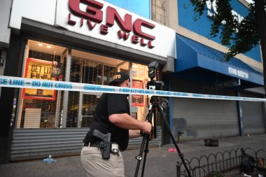 18 yaşındaki erkek vurulmuş, 38 yaşındaki erkek vurulduktan sonra yaralanmış ve 15 yaşındaki bir çocuk Longwood Mahallesi 41. Bölge sınırları içinde Westchester Bulvarı ve Güney Bulvarı 'nda dudağından yaralanmış. 