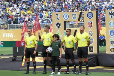 8 Temmuz 2025, New Jersey, ABD: Fluminense ve Chelsea arasındaki futbol maçı sırasında Metlife Stadyumu 'ndaki Fifa Dünya Kulüpler Kupası yarı finalleri için geçerli olan hakem ve çizgi hakemi takımı (niyi fote / theenews2)