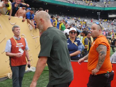 Chelsea, Fifa Dünya Kupası 2025 yarı finallerinde fluminense 'i yendi. 8 Temmuz 2025, New Jersey, ABD: Koç Maresca Enzo Chelsea 'nin oyuncuları futbol maçından sonra taraftarlarıyla fluminense' e karşı zaferlerini kutluyorlar.)