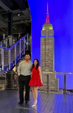 Süpermen yıldızları Empire State binasını en iyi arkadaş hayvan topluluğuyla aydınlattı. 9 Temmuz 2025, New York, ABD: Süpermen yıldızları David Corenswet ve Rachel Brosnahan, Marc Peralta ile ortaklaşa Empire State binasını aydınlattılar.)