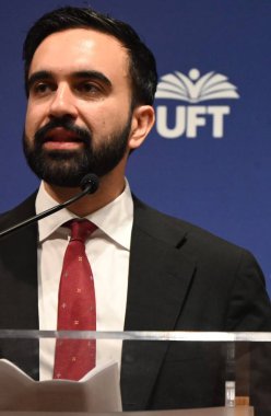Zohran mamdani, New York belediye başkanlığı için demokratik aday Birleşmiş Öğretmenler Federasyonu 'nun desteğini kutluyor. Başkan Michael Mulgrew ve rütbeli üyeleriyle birlikte 9 Temmuz 2025' te Manhattan 'daki Uft karargahında.