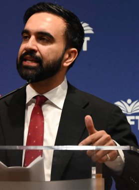 Zohran mamdani, New York belediye başkanlığı için demokratik aday Birleşmiş Öğretmenler Federasyonu 'nun desteğini kutluyor. Başkan Michael Mulgrew ve rütbeli üyeleriyle birlikte 9 Temmuz 2025' te Manhattan 'daki Uft karargahında.